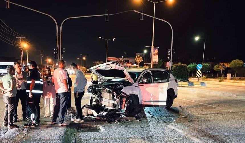 Van'da İki Otomobil Çarpıştı: 1 Kişi Yaralandı