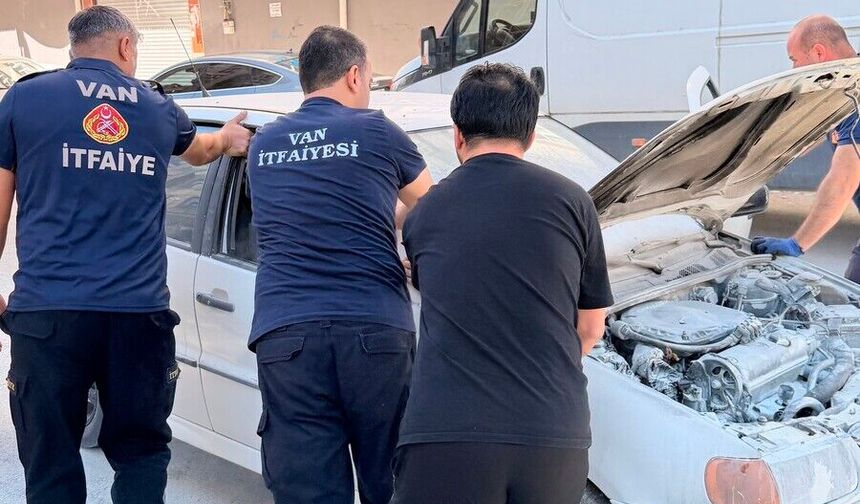 Van'da Seyir Halindeki Otomobil Alevlere Teslim Oldu!