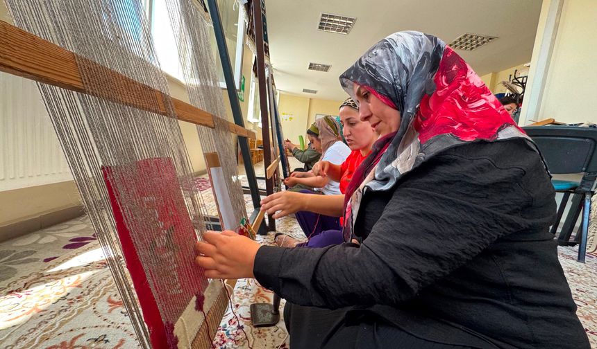Van'da Kilim Dokuyan Kadınlar Hem Öğreniyor Hem Kazanıyor