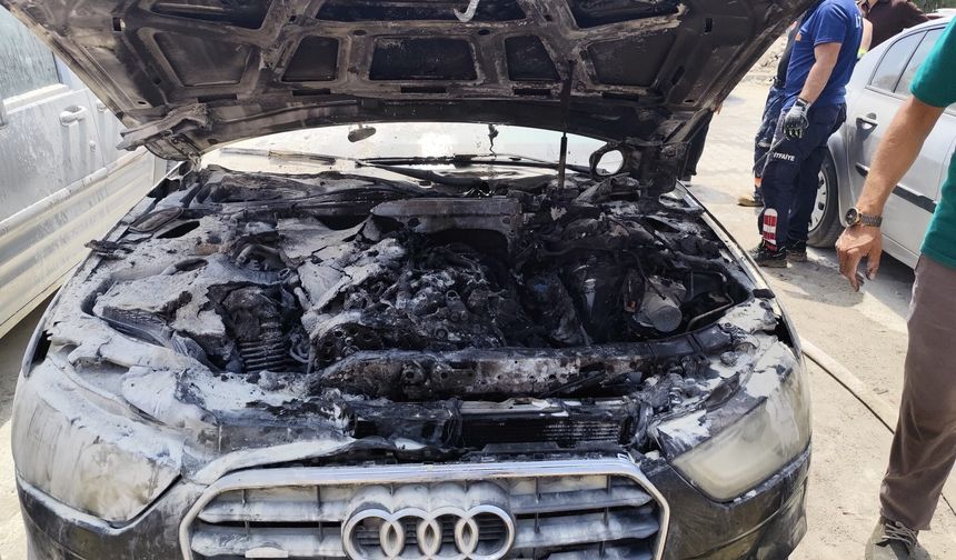 Van'da Park Halindeki Otomobil Alev Aldı