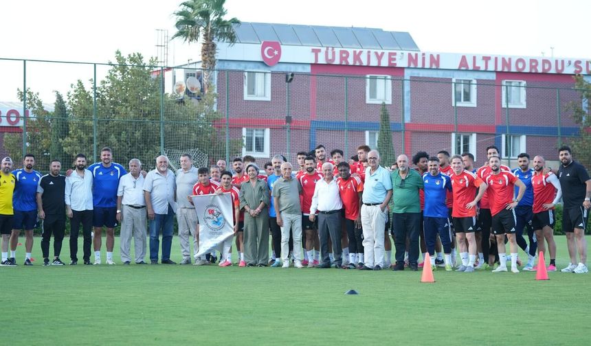 İzmir Ege Bölgesi Vanlılar Derneği’nden Vanspor’a Moral Ziyareti