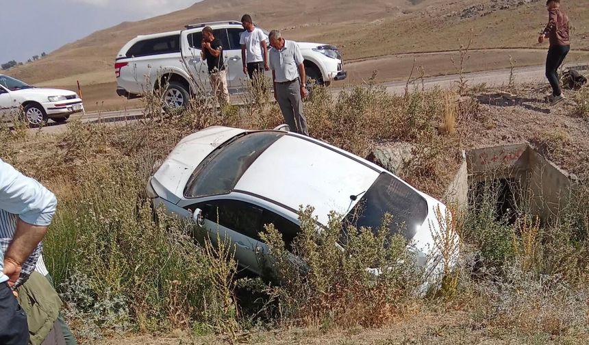 Van’da otomobil bariyerlere çarptı: 3 yaralı