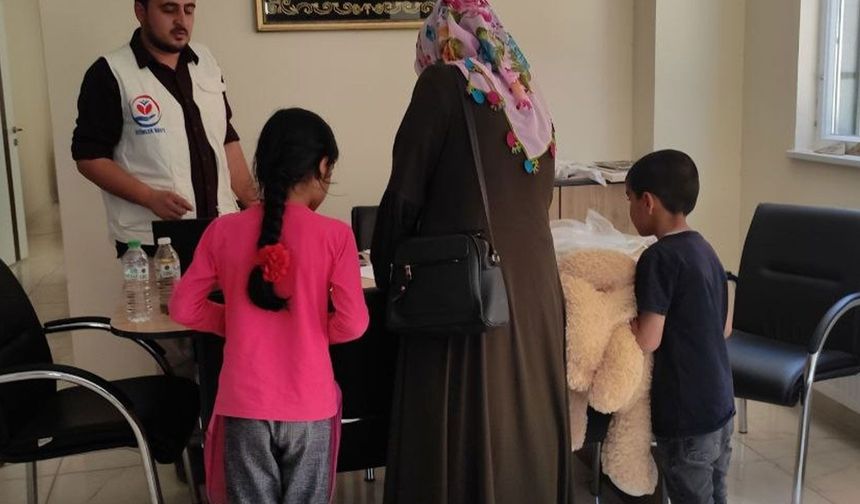 Yetimler Vakfı Van’da 201 Yetim Öğrencinin Kırtasiye İhtiyacını Karşıladı