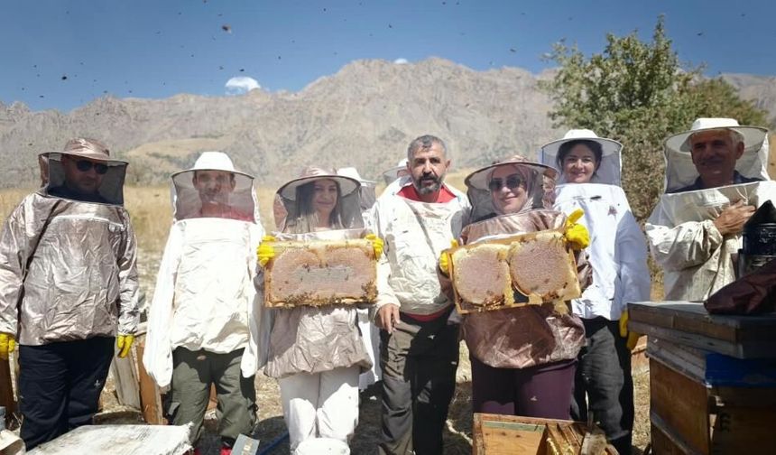 Van’da Doğa Tutkunları Çatak’ta Bal Sağımına Katıldı