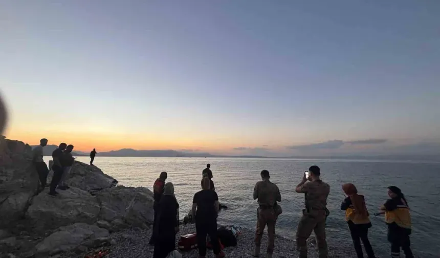 Van Gölü kıyısında mahsur kalan genç kız kurtarıldı