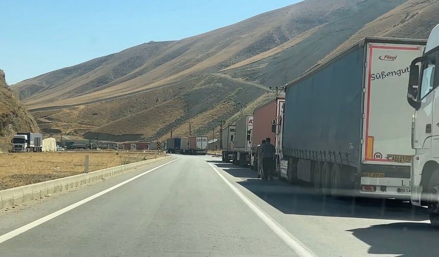 Esendere Gümrük Kapısı’nda tır kuyruğu 3 kilometreyi aştı