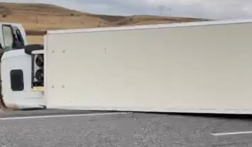 Van'da devrilen tırın sürücüsü yaralandı
