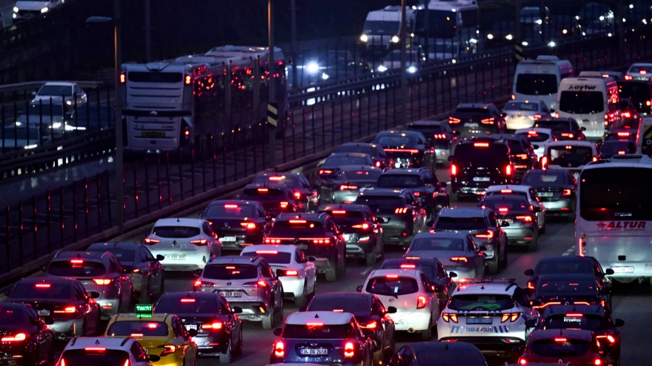Istanbulda Trafik Kar Kirmizisi Ukle