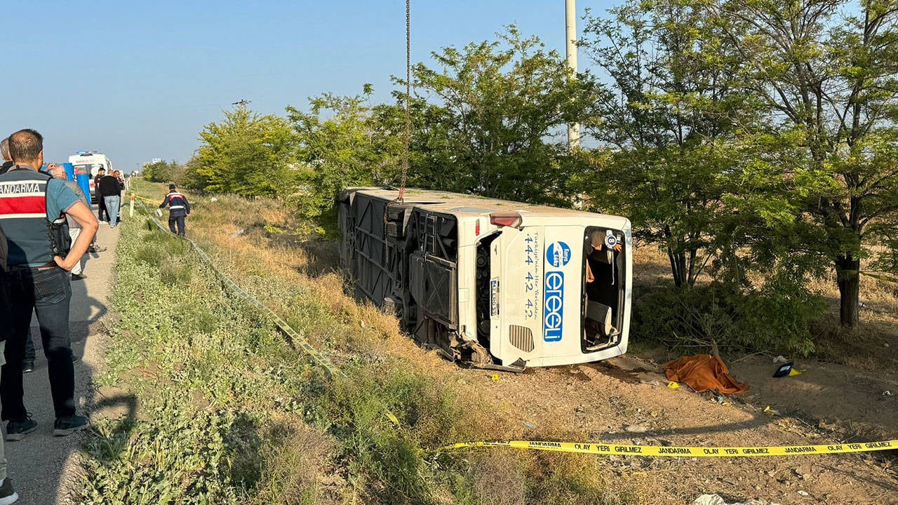 Konyada Yolcu Otobusu Sarampole Devrildi 1 Olu 23 Yarali