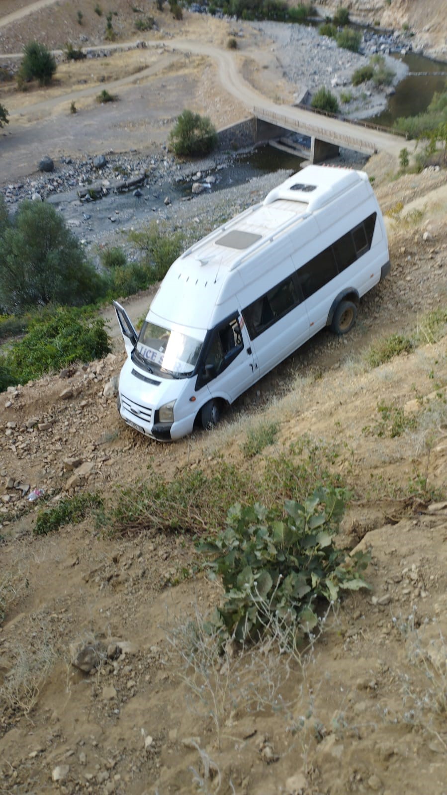 Minibüs Şarampole Yuvarlandı