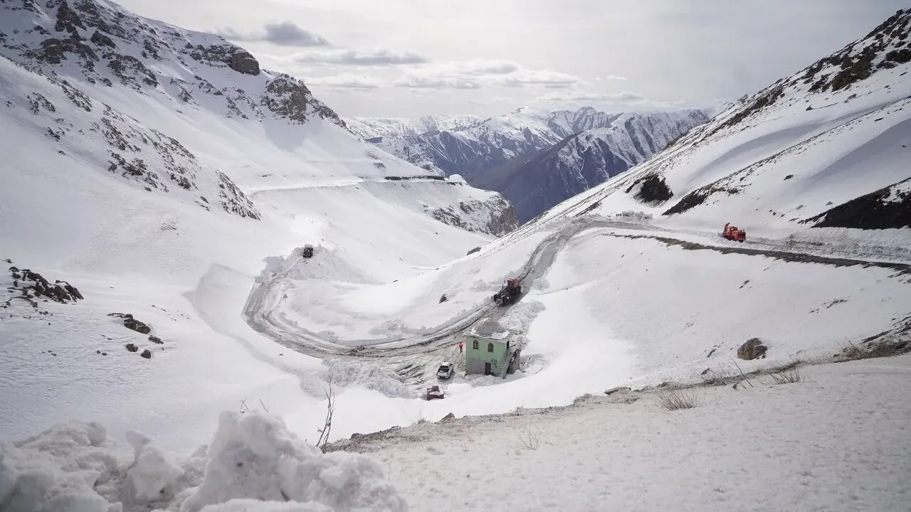 Bahcesaray Kar Tunelleri Van 5