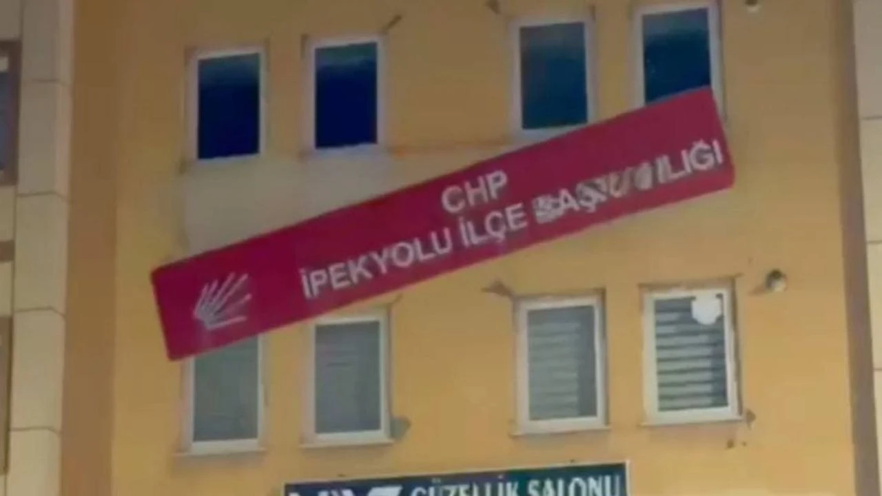 Van Ipekyolu Chp Binasina Saldiri Sosyal Medyada Paylastilar