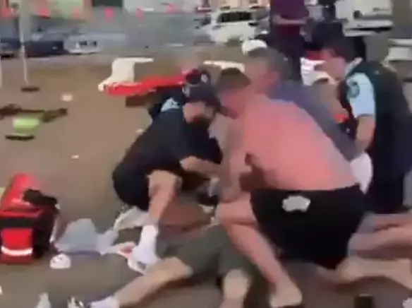 Avustralya Da Silahli Saldiri Plajdaki Insanlari 19355999 6325 M