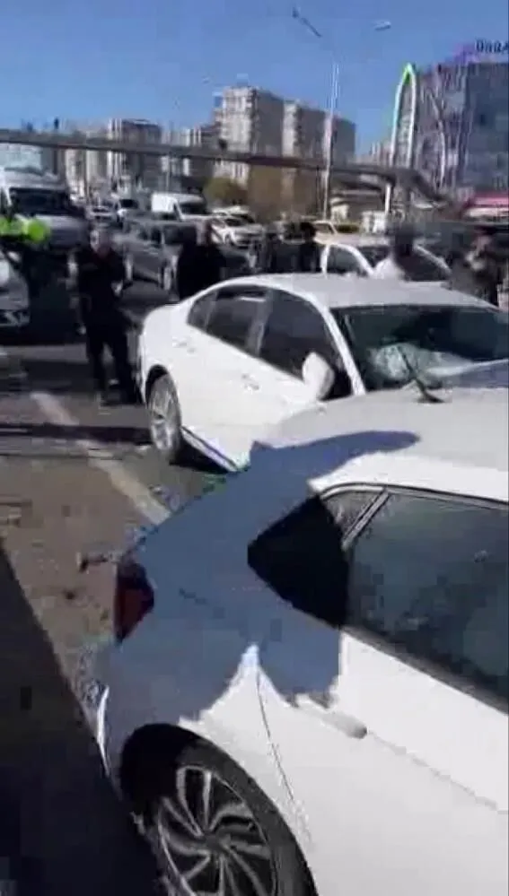 Zincirleme Trafik Kazasi Yaralilar Var