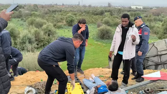 Antalya Da Yolcu Otobusu Sarampole Yuvarlandi 19524648 8925 M