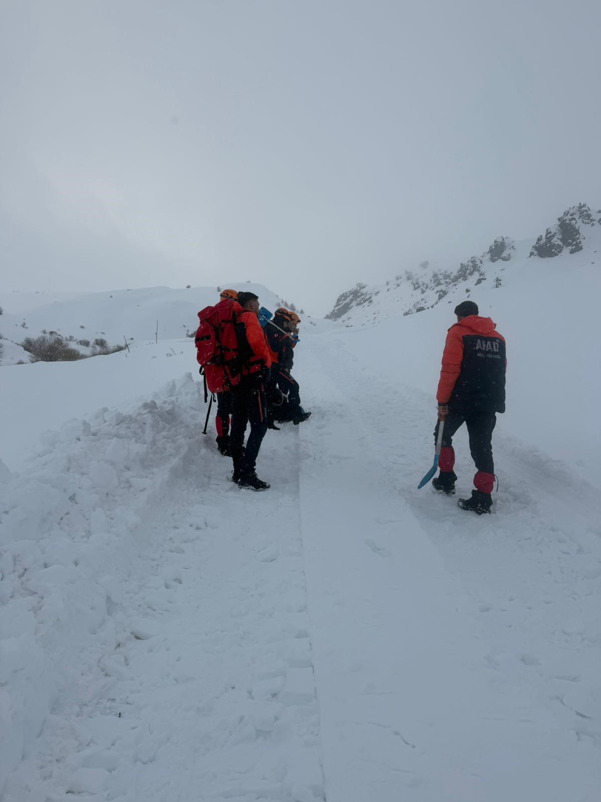 Aracın üstüne çığ düştü!
