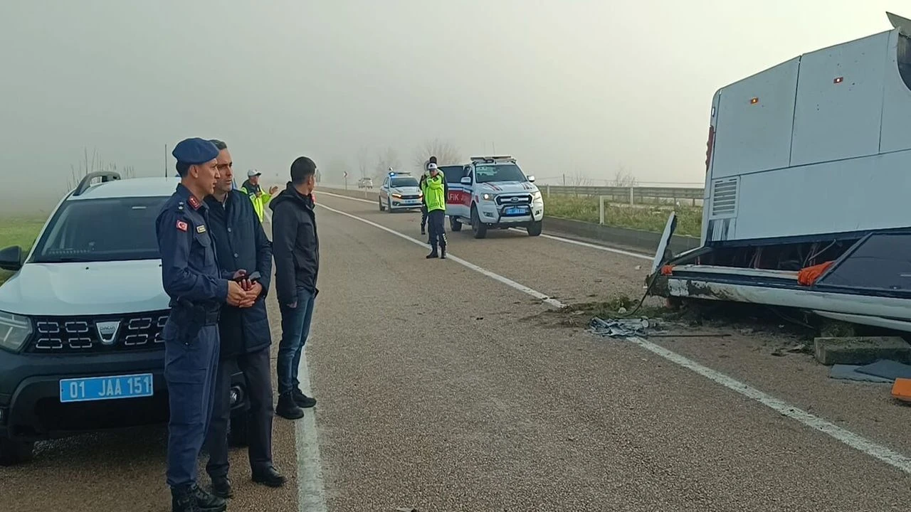 Adanada Yolcu Otobusu Devrildi 2 Olu 19 Yarali