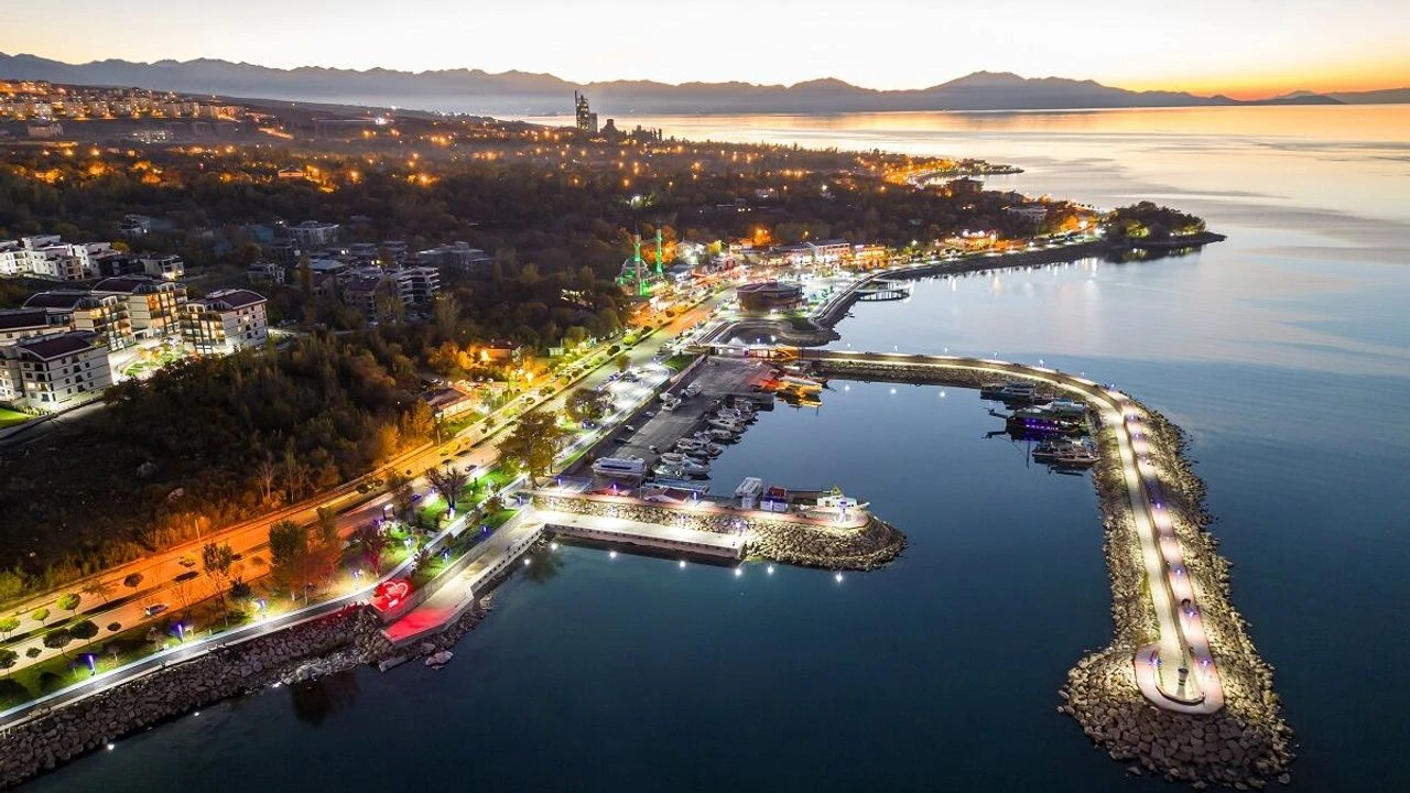 Edremit Sahili Gece-1