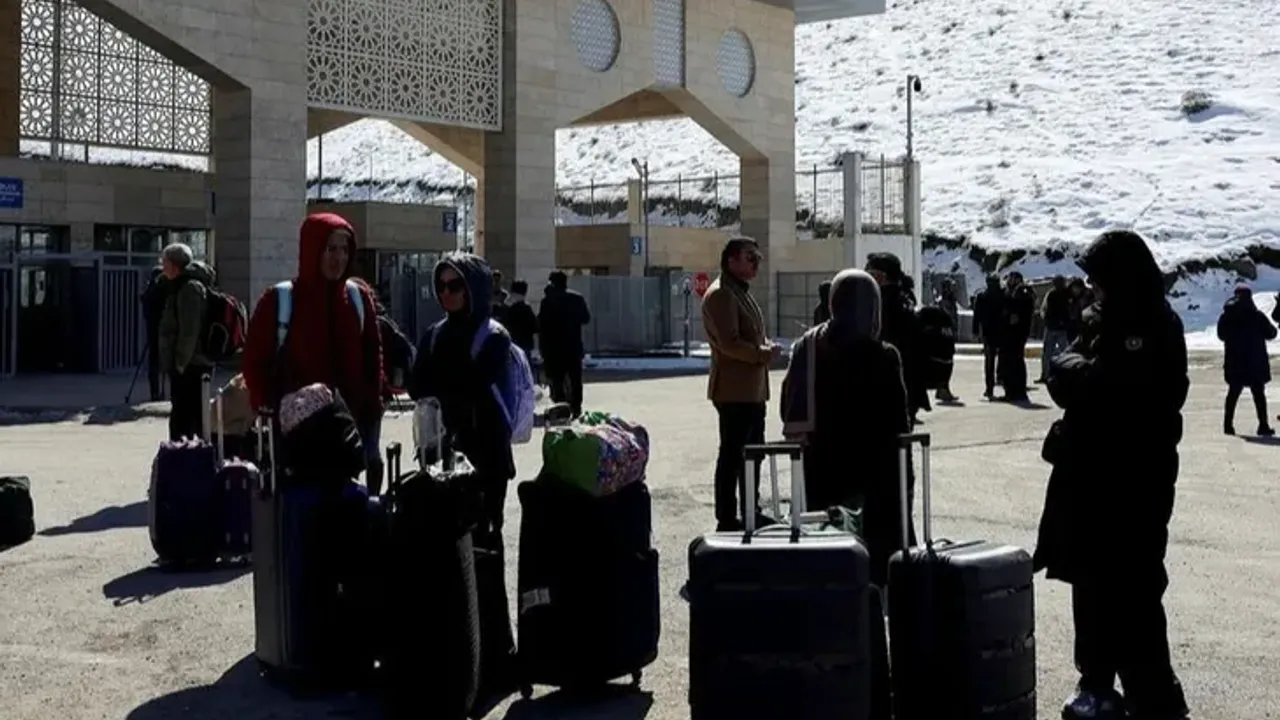 Van Daki Sinir Kapisindan Hareketli Goruntuler Ellerinde Valizlerle 1773137288 342 Large