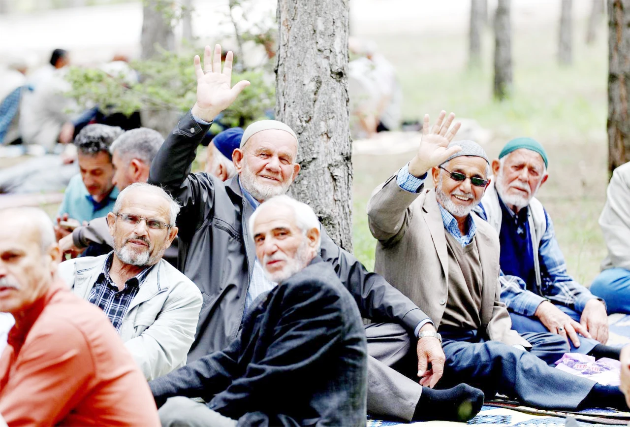 2352 Emekliler Ara Zam Bekliyor