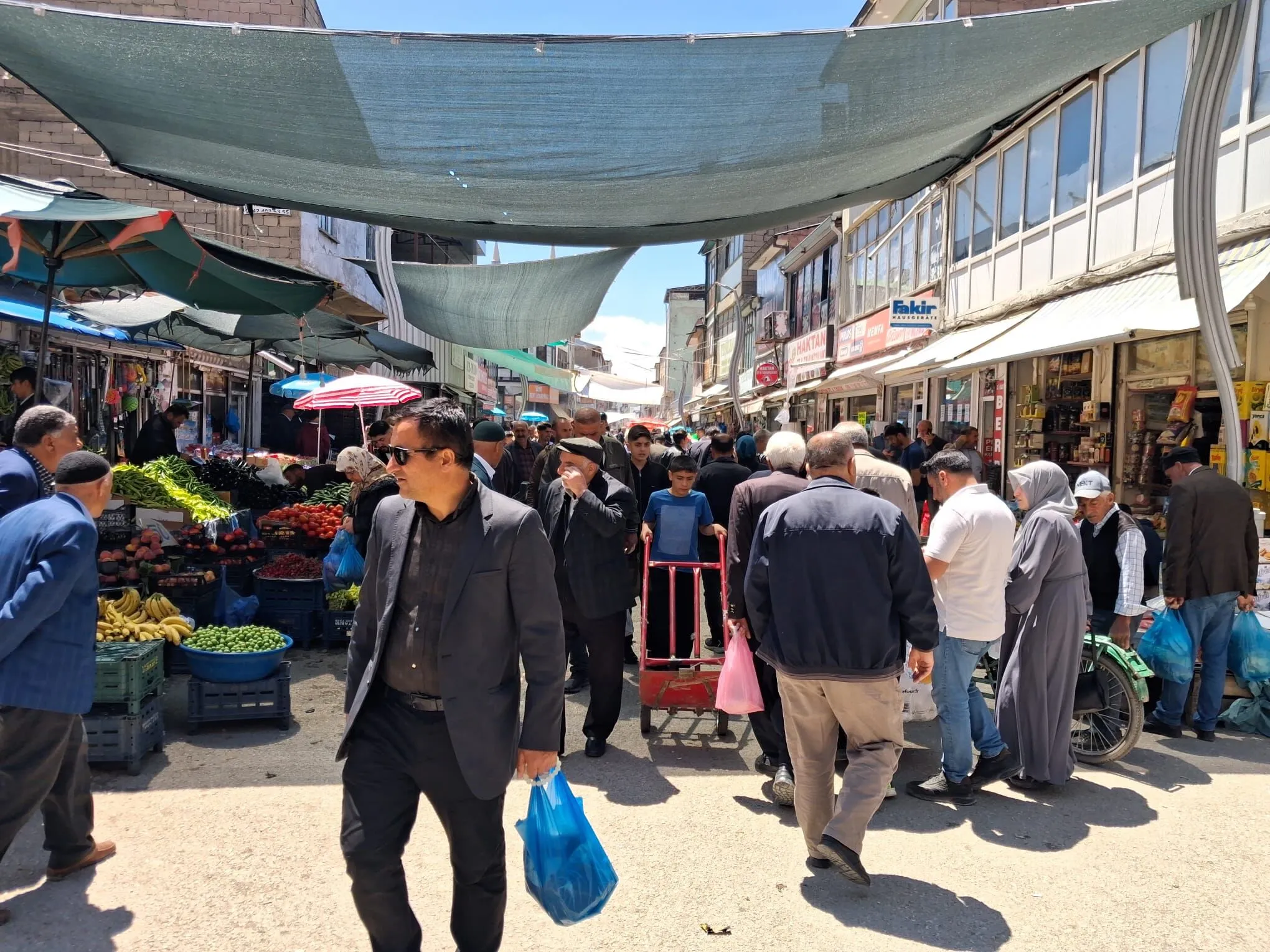Vanda Bayram Yogunlugu Cadde Trafige Kapatildi Carsilar Hareketlendi 4