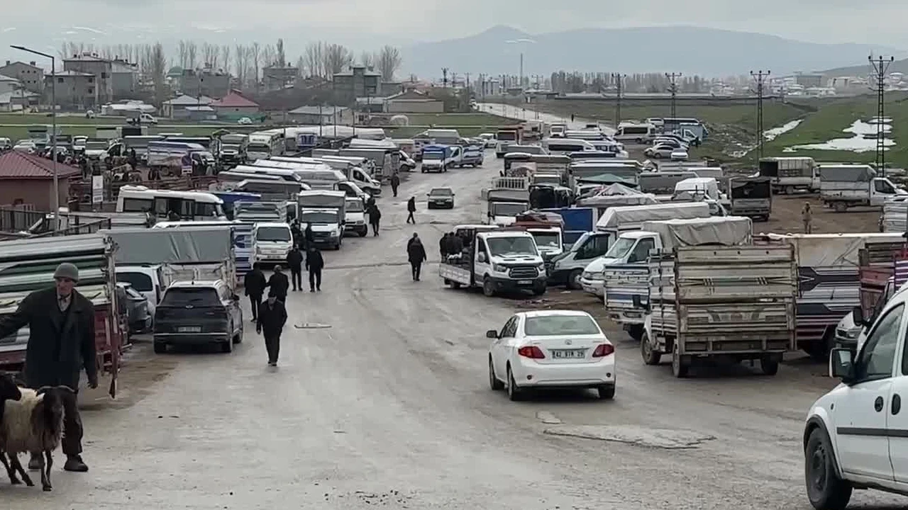 Van'da Büyük Kurban Şoku! Pazarda Hayvan Çok Ama Kimse...