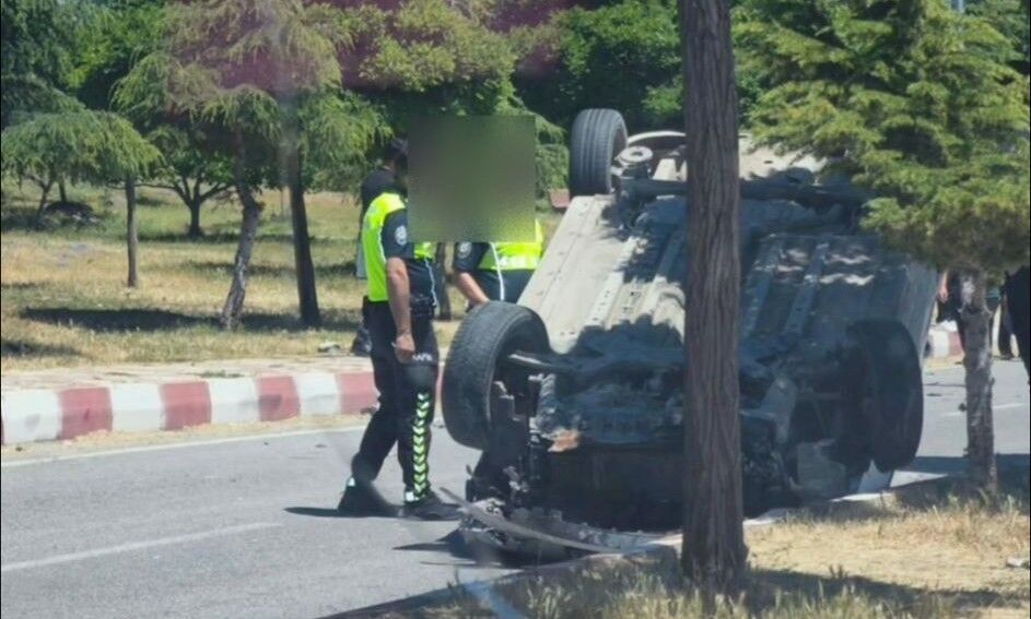 Son Daki̇ka Erciş Sahil Yolunda Feci Kaza! Araç Takla Atıp Metrelerce Sürüklendi