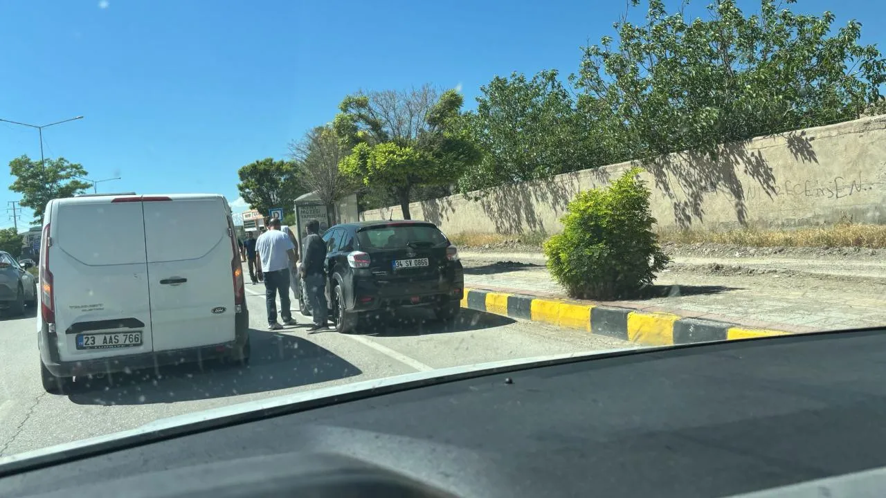 Van Erciş Karayolu’nda İki Araç Çarpıştı-1