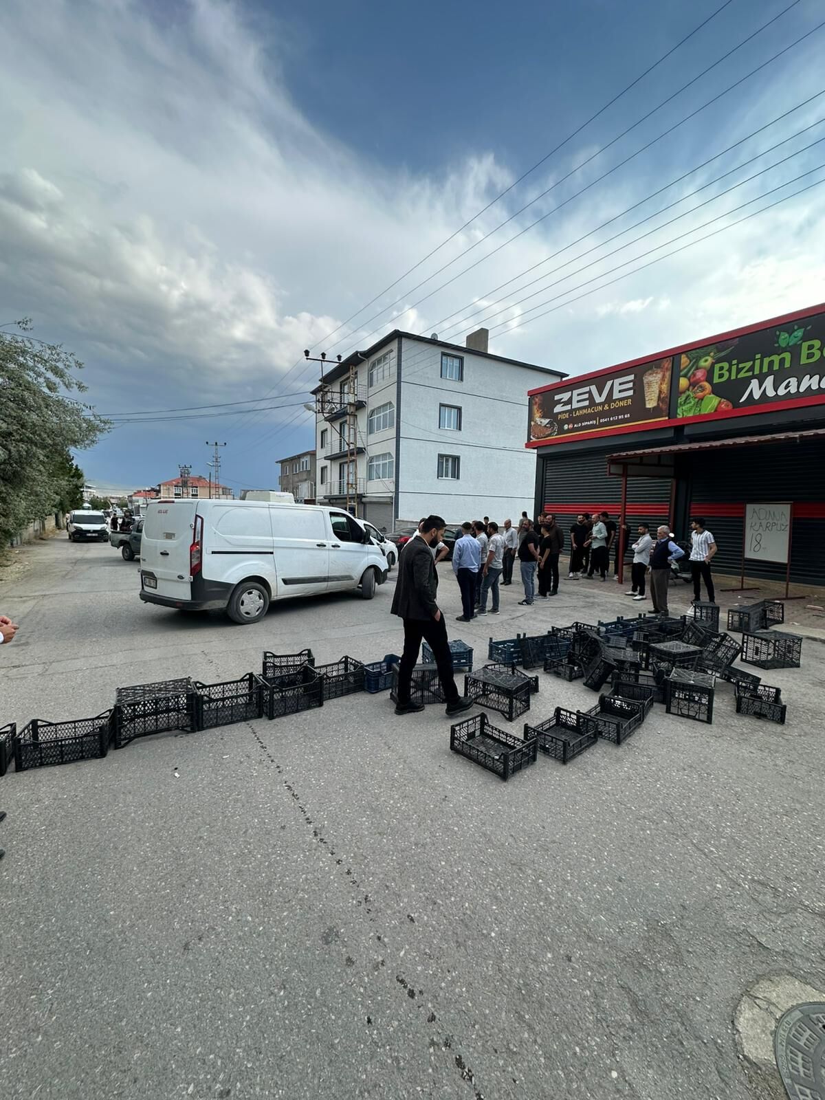 Van’da Mahalle Sakinleri, Yolu Kapattı (3)