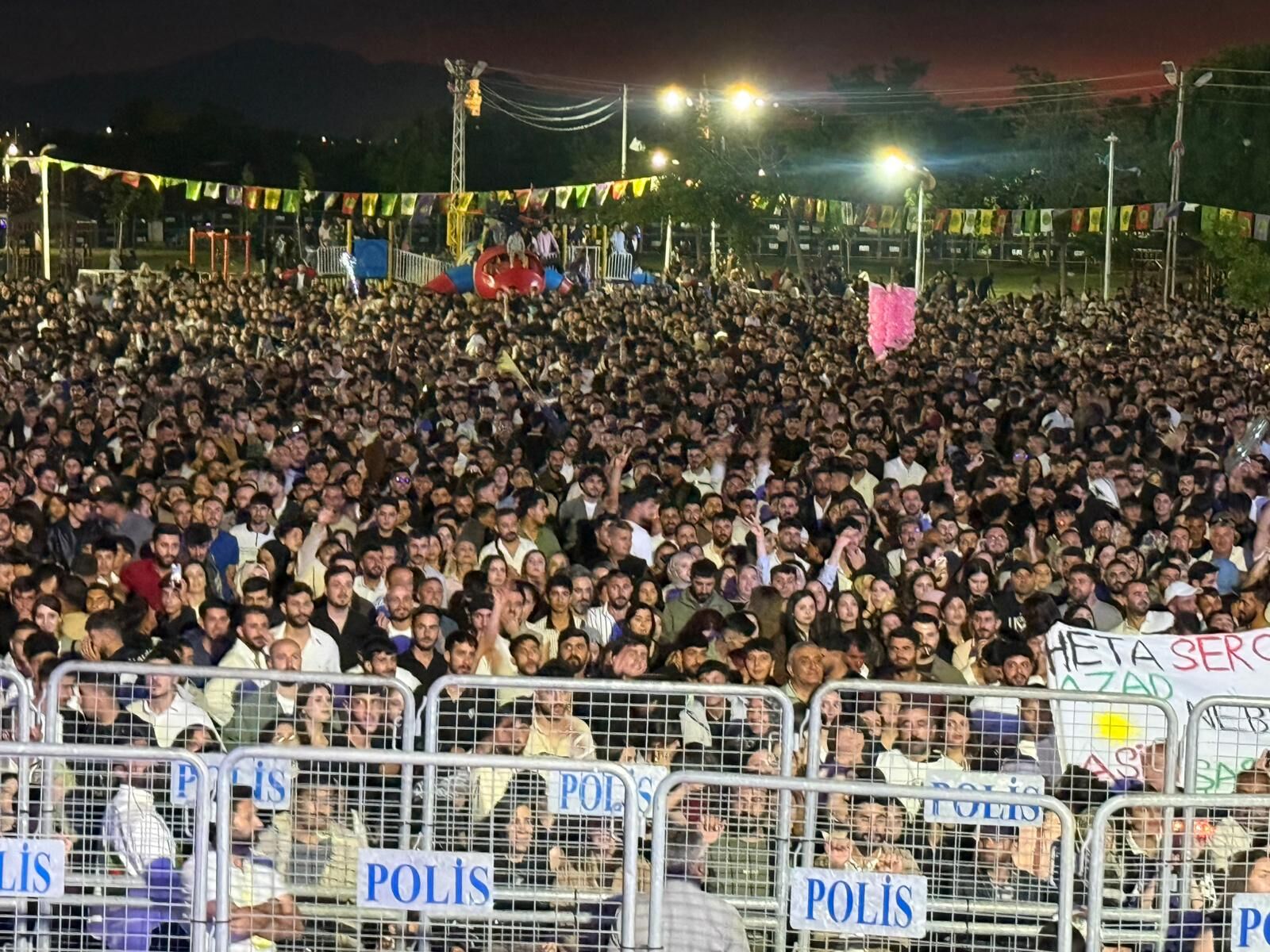 Van'da Özgürlük Mitingi Koma Amed'in Coşkulu Konseriyle Sona Erdi (4)