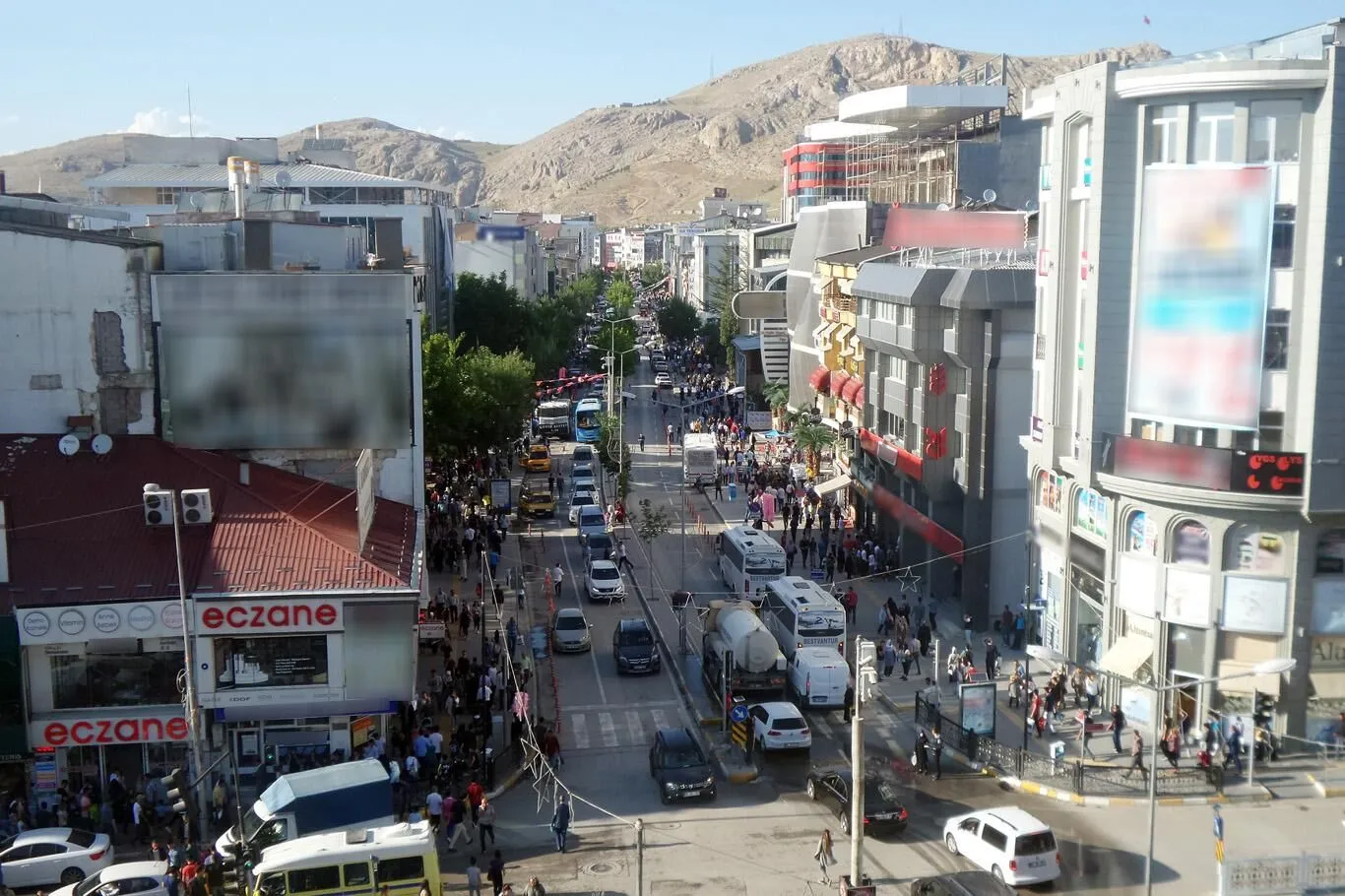Vanin Cumhuriyet Caddesi Toplu Tasima Araclarina Kapatildie9 (1)