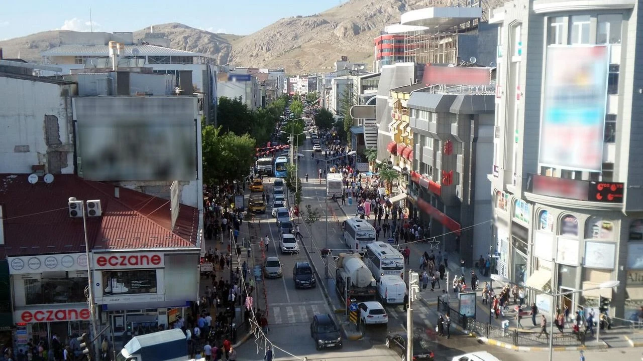 Vanin Cumhuriyet Caddesi Toplu Tasima Araclarina Kapatildie9