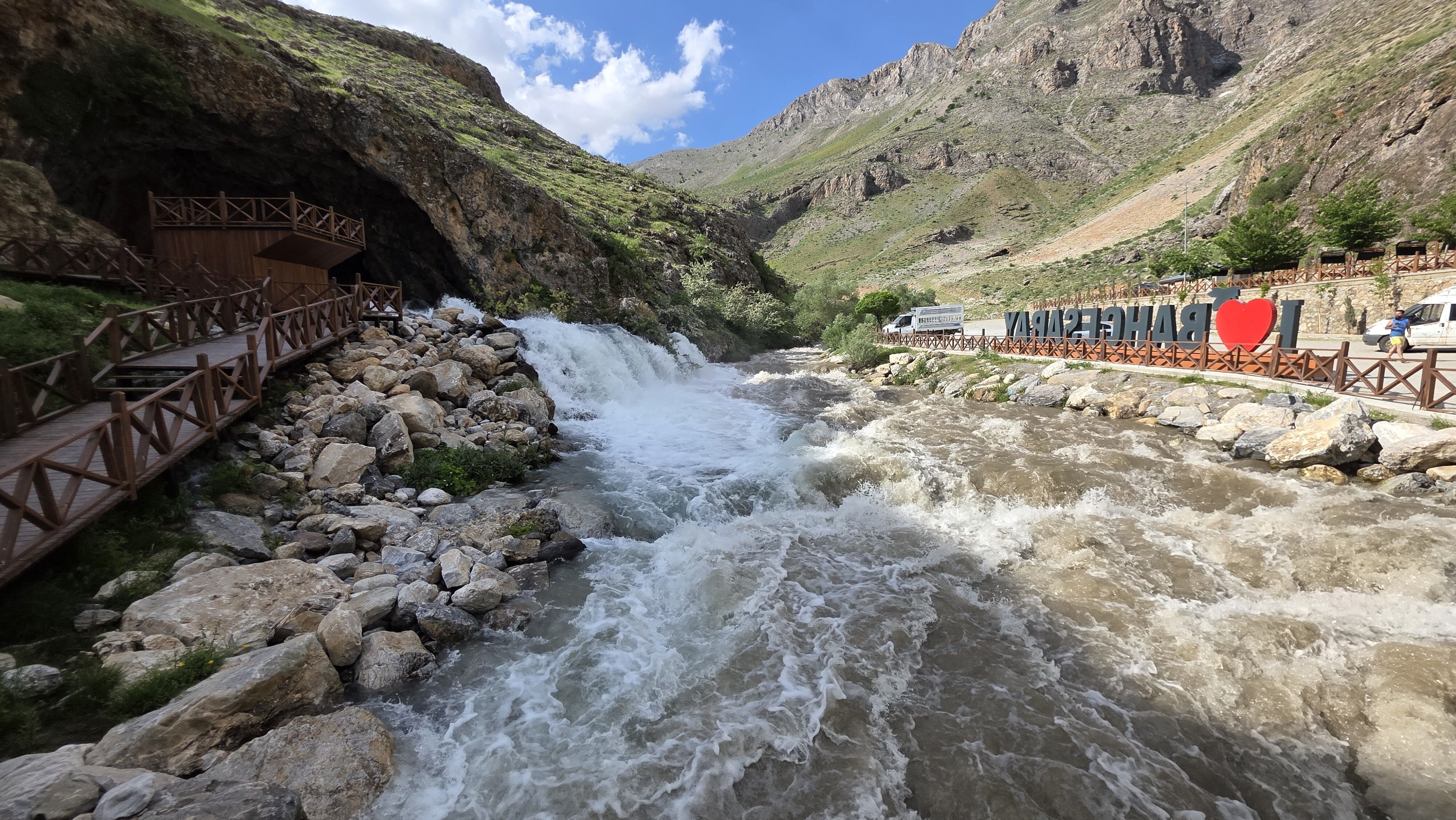 Van'ın Karadeniz'inde Gizemli Mağara O Su İlgi Odağı Oldu! (2)