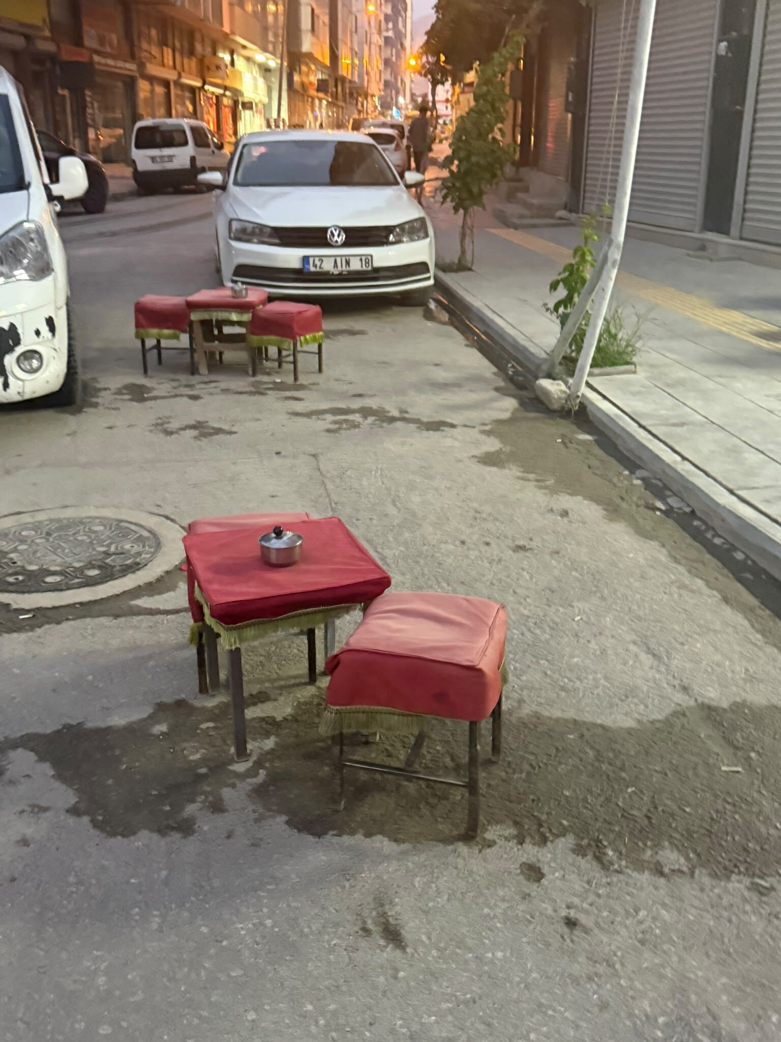Bu Kadarına Da Pes! Van’da Tabureler Kaldırımdan Taştı, Yola Dizildi-1