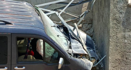 Çaldıran'da Hafif Ticari Araç Elektrik Direğine Çarptı (1)