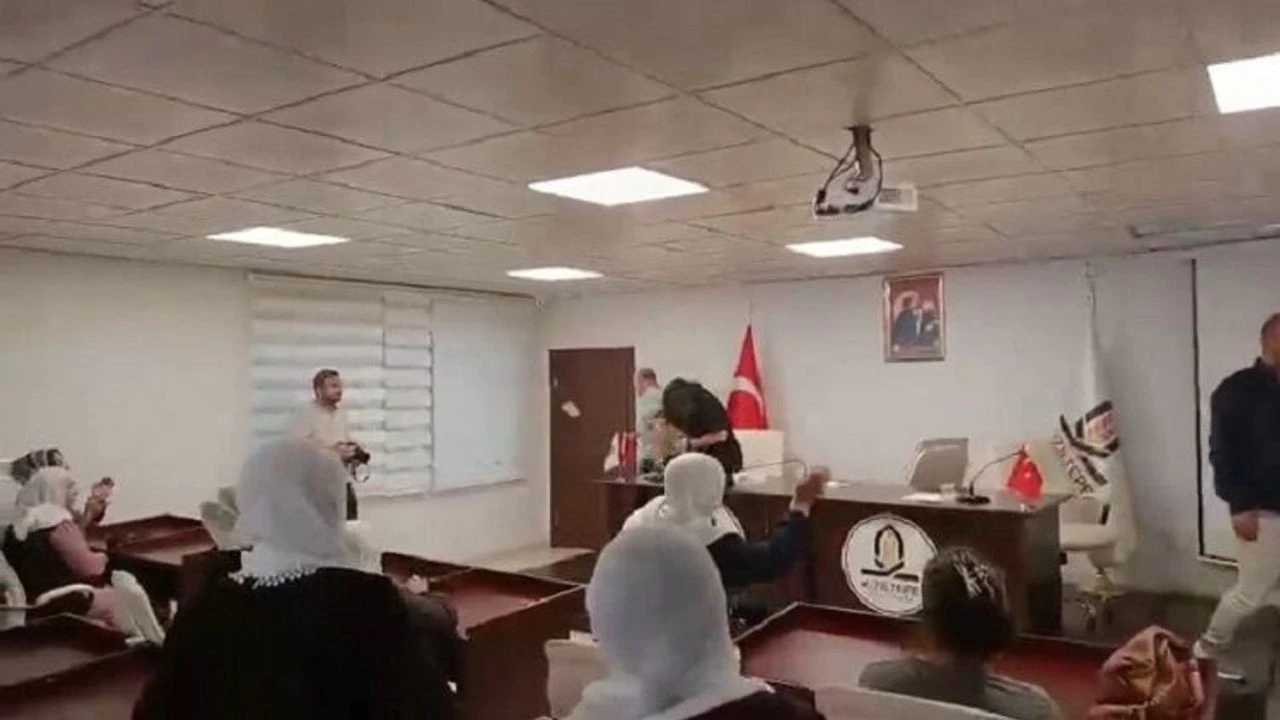 Dem Partili Meclis Üyelerinden Yumurtalı Protesto! (1)