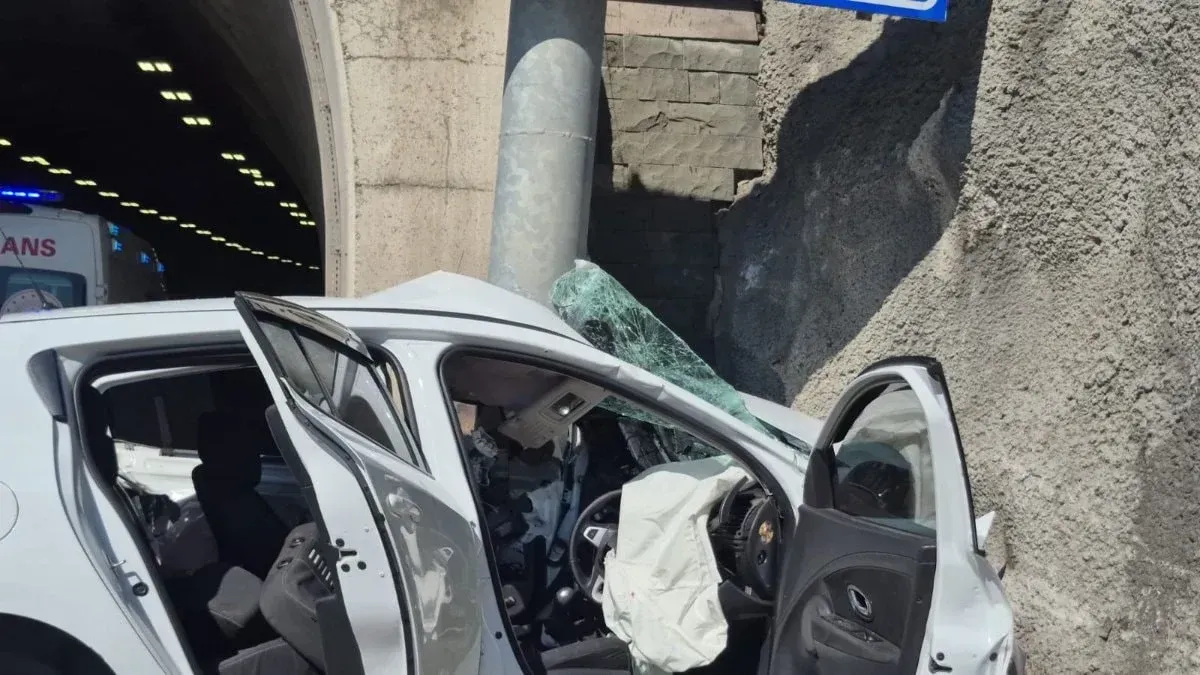 Otomobil Tünel Girişindeki Tabelaya Ok Gibi Saplandı!