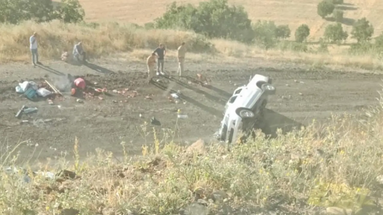 Kamyonet Şarampole Yuvarlandı: 4 Kişi Yaralandı