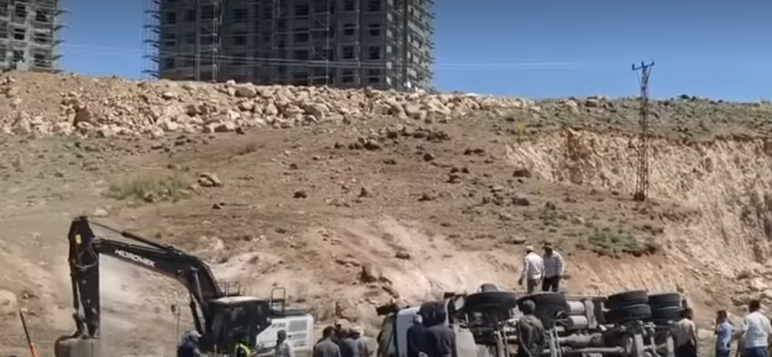 Sanayi Kavşağı'nda Yüklü Kamyon Şarampole Devrildi
