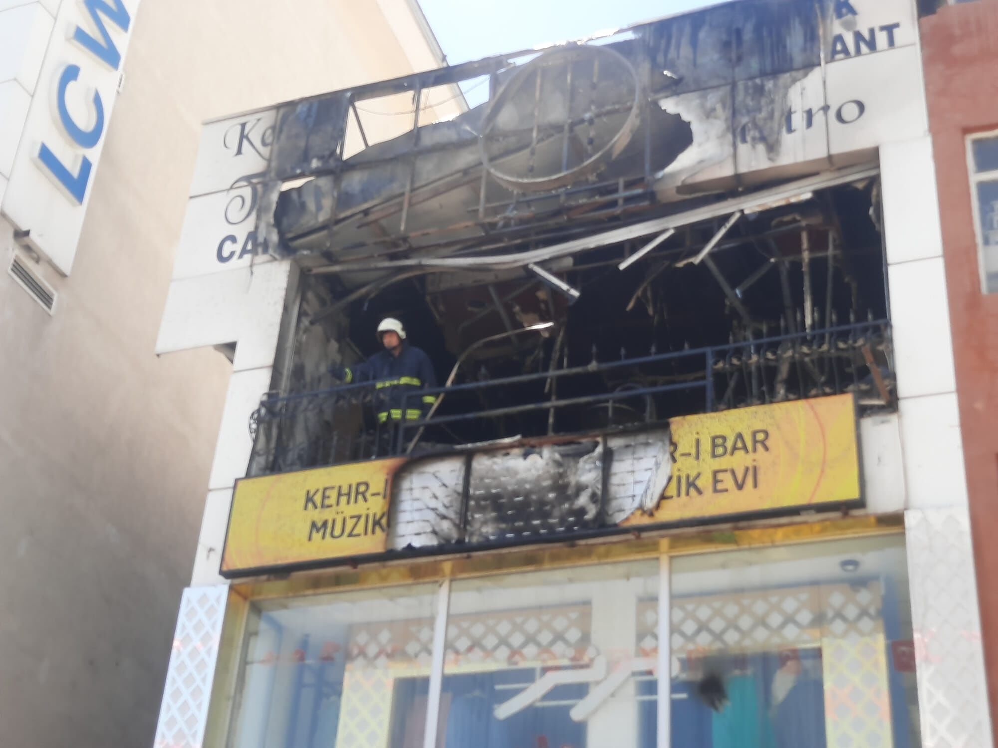 Van Cumhuriyet Caddesi'nde Çıkan Yangın Paniğe Neden Oldu! (1)