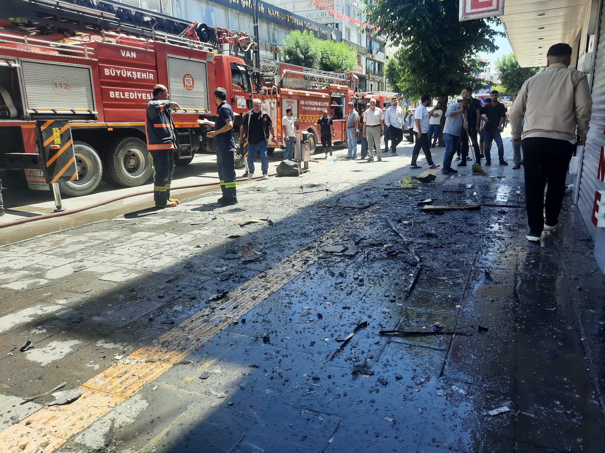 Van Cumhuriyet Caddesi'nde Çıkan Yangın Paniğe Neden Oldu! (2)