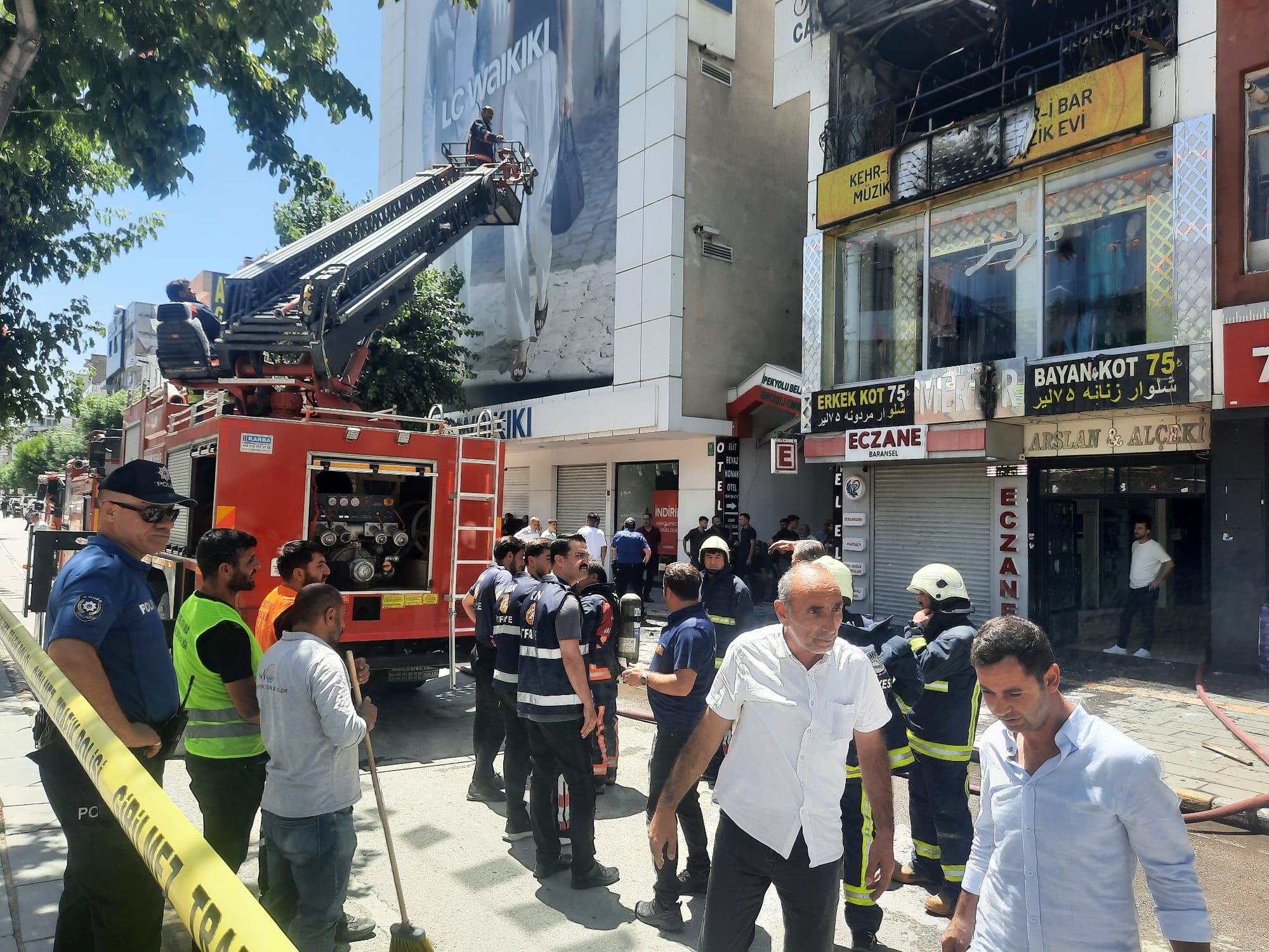 Van Cumhuriyet Caddesi'nde Çıkan Yangın Paniğe Neden Oldu! (3)