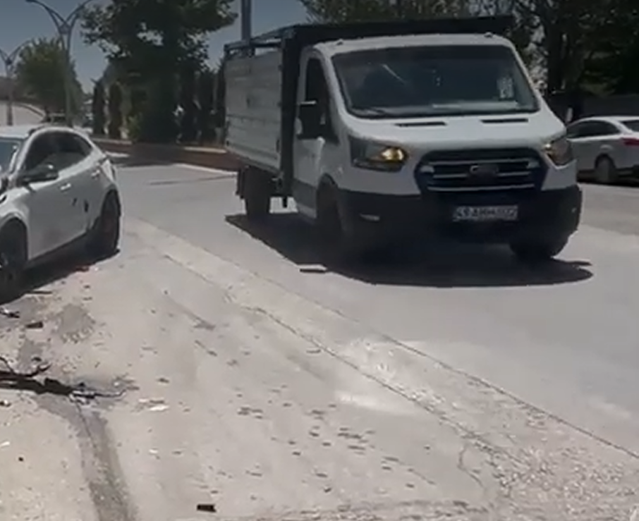 Van Erciş'te Kamyon Ile Otomobil Çarpıştı Yaralılar Var! (1)