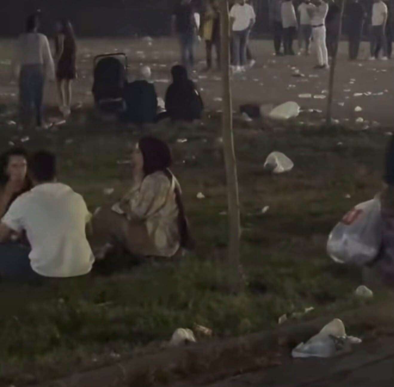 Van Kültür Yolu Festivali'nde Tepki Çeken Görüntüler! Alan Çöplüğe Döndü! (1)-1