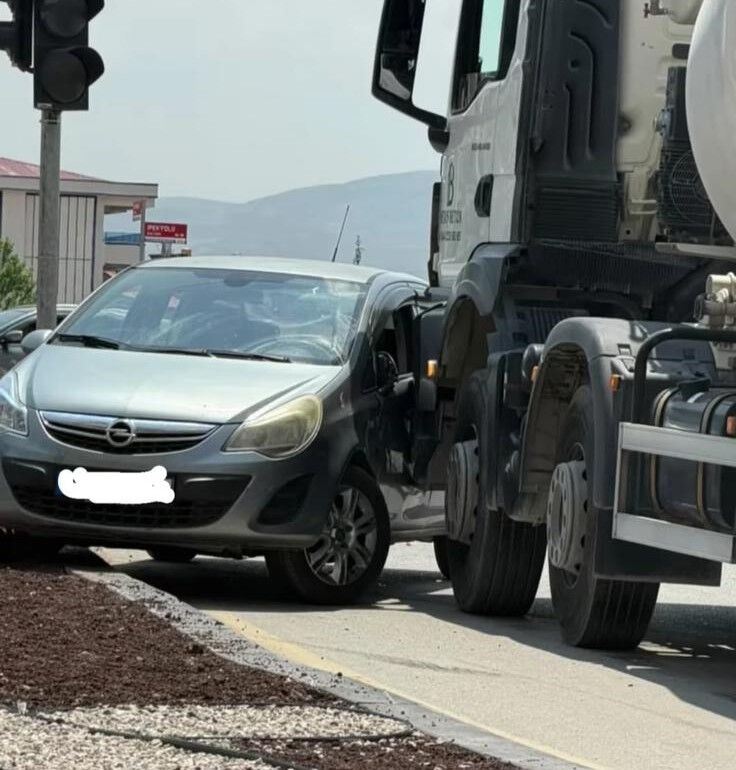 Van Terzioğlu Kavşağı'nda Trafik Kazası! Tır Ile Otomobil Çarpıştı-1