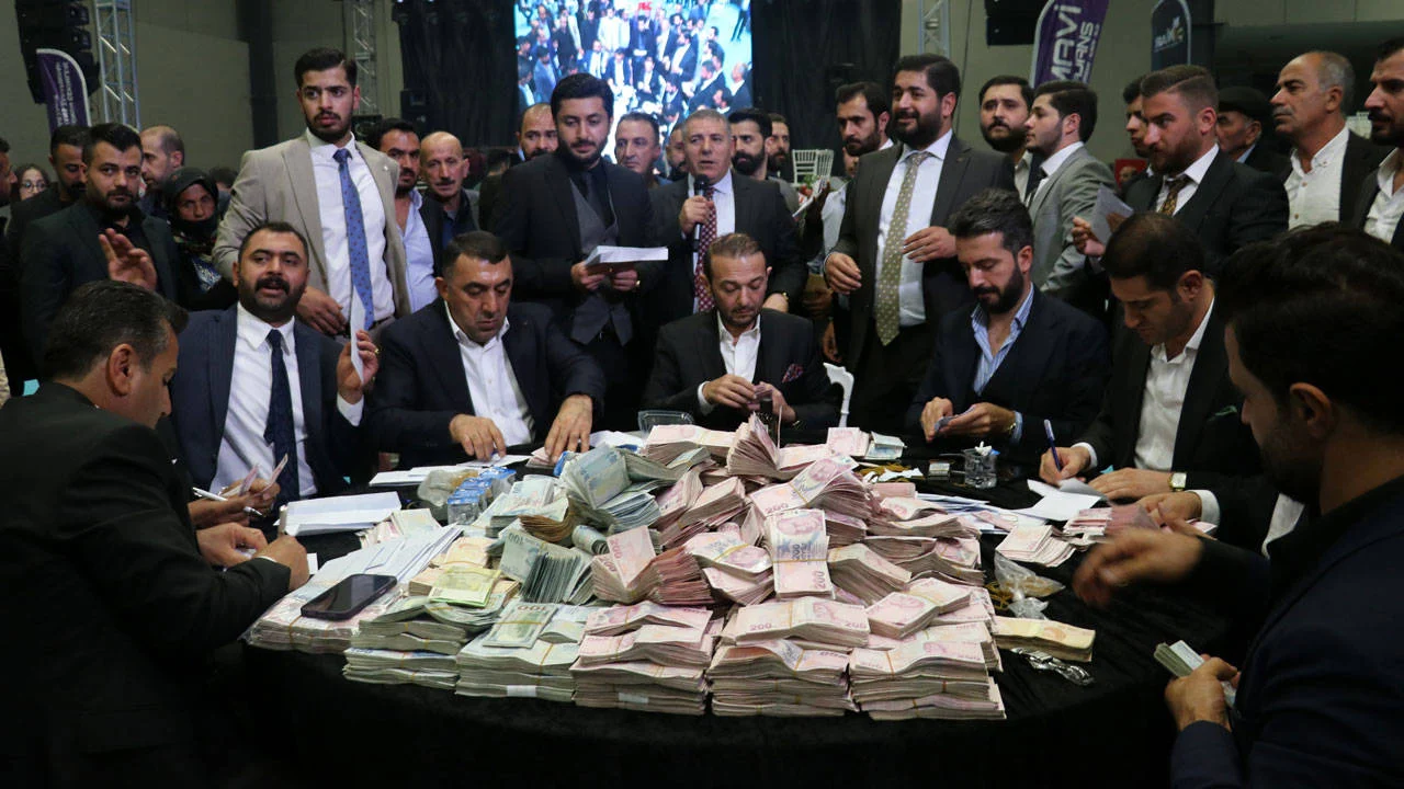 Van'da Ayni Anda İki̇ Farkli Hayat Yaşaniyor (3)