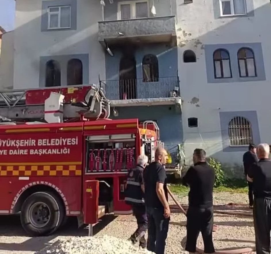 Van'da Bir Evde Yangın Çıktı-1