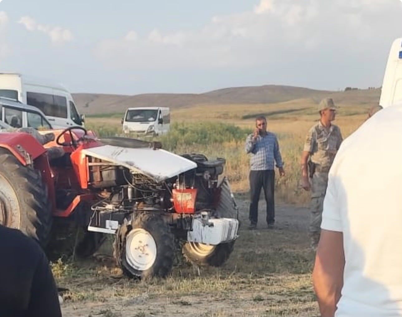 Van'da Devrilen Traktörün Altında Kalan Kişi Hayatını Kaybetti-1