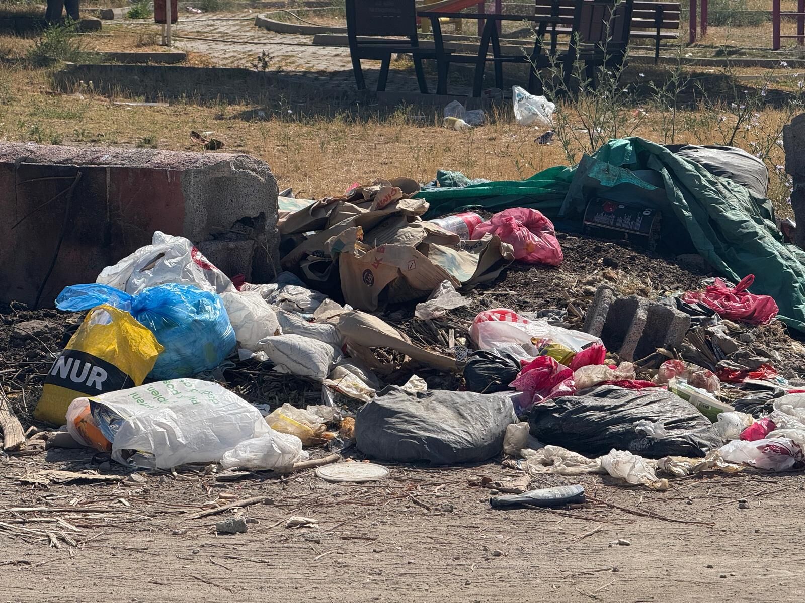Van’da Konteyner Var, Çöp Yine Yerde (1)