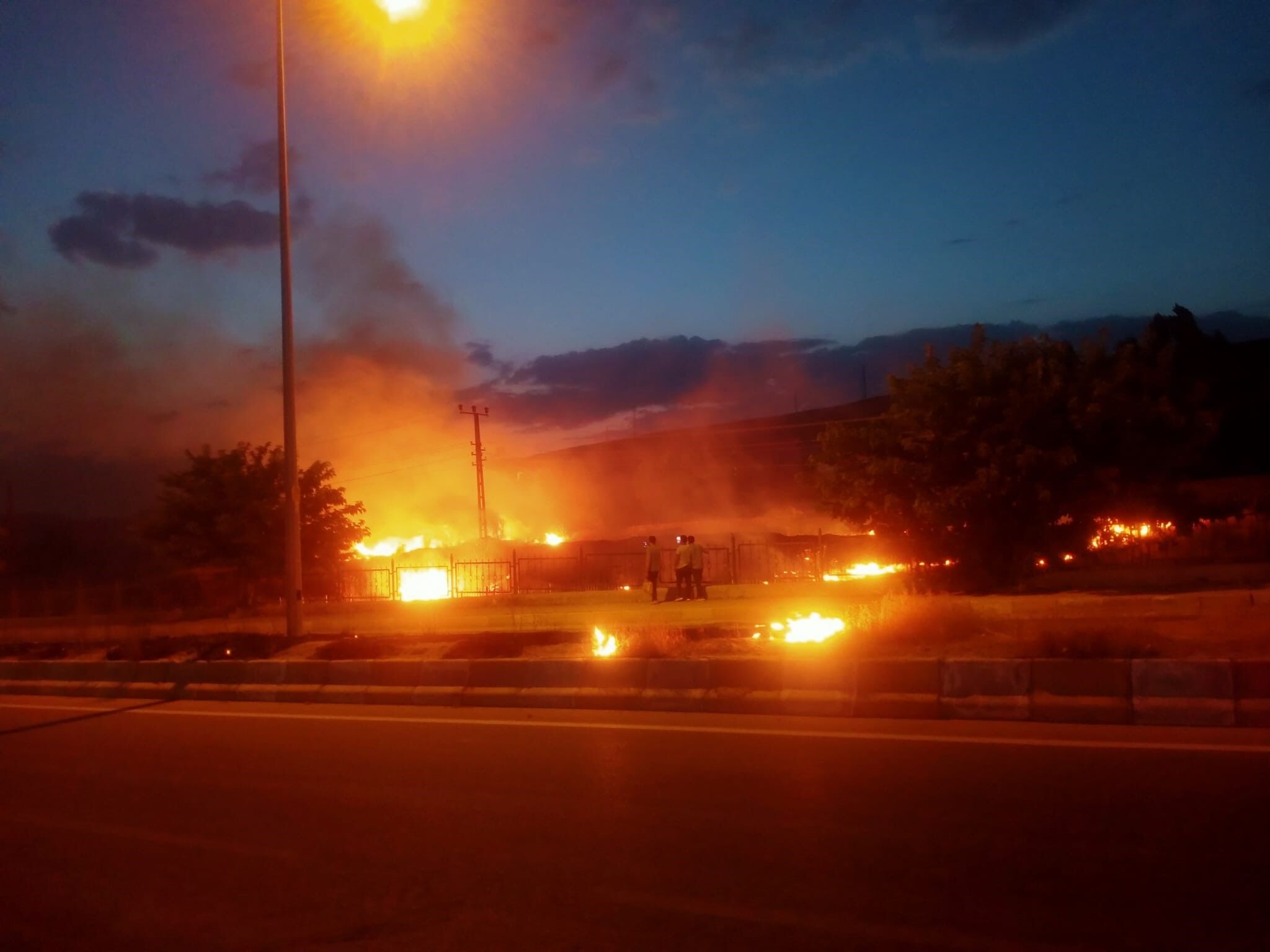 Van'da Korkutan Yangın Alevler Yerleşim Yerlerine Sıçradı!-1